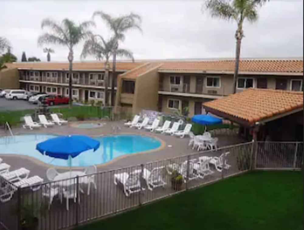Travelodge By Wyndham Hemet Ca Buitenkant foto