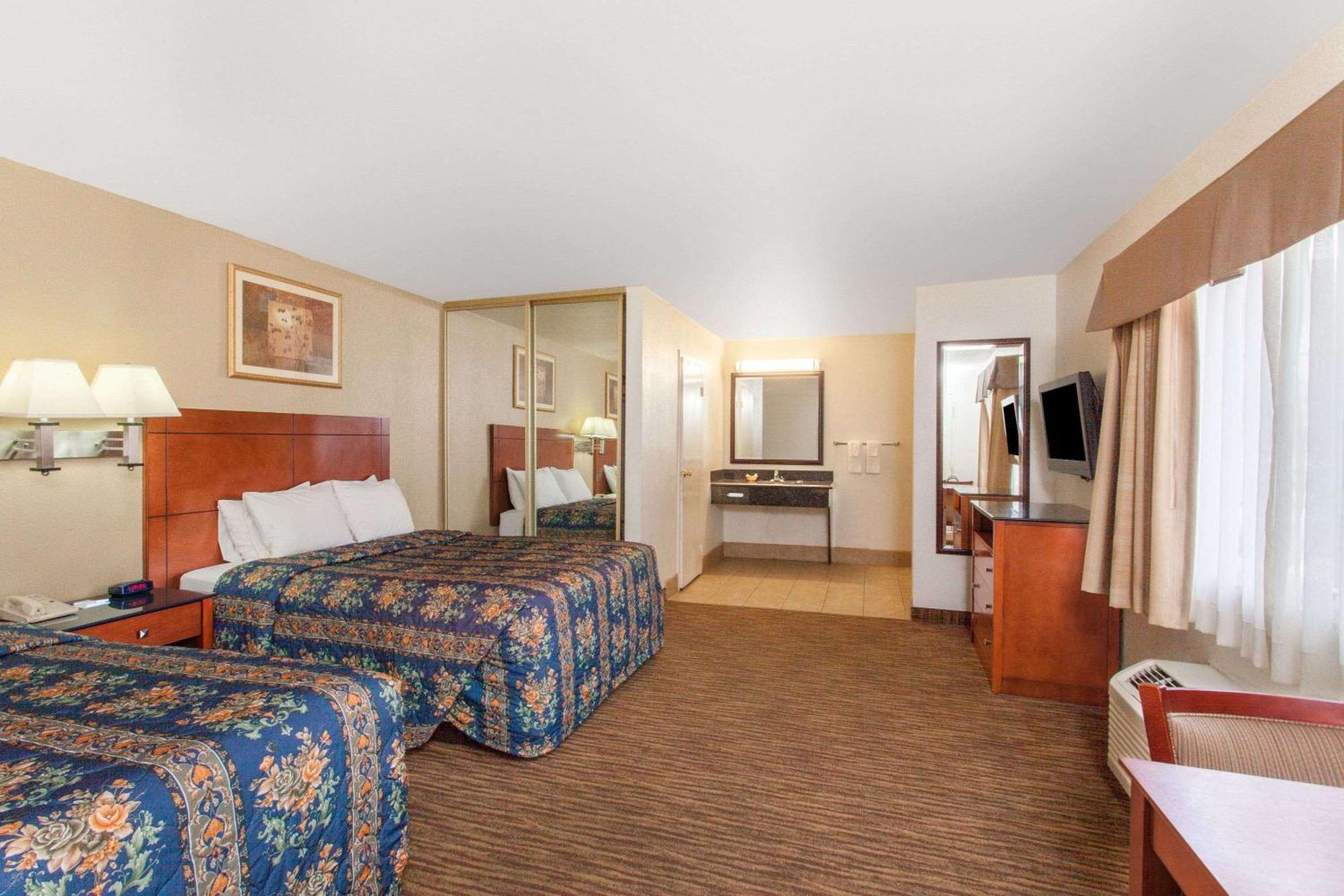 Travelodge By Wyndham Hemet Ca Buitenkant foto